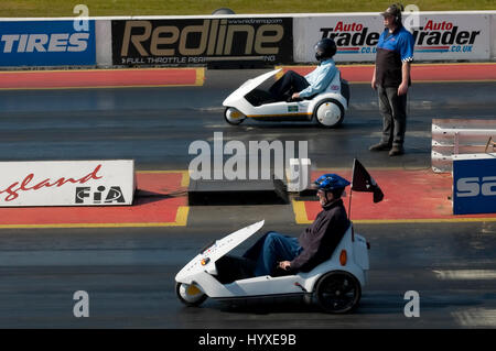 SANTA POD, UK - 23. April 2010: Alternative Energien racing auf dem Santa Pod Raceway. Zwei Sinclair C5 Elektrofahrzeugen auf der Viertel Meile Drag Strip. Degen Stockfoto