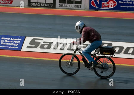 SANTA POD, UK - 23. April 2010: Alternative Energien racing auf dem Santa Pod Raceway. Elektrisch betriebene Pendler Fahrrad Beschleunigung nach unten die Viertel Meile zu ziehen Stockfoto