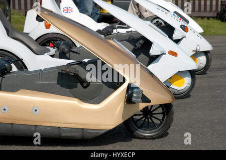 Santa Pod, UK - 23. April 2010: Eine Linie von Sinclair C5 Elektrofahrzeugen auf dem Display beim Energietransport Green Event in Santa Pod Raceway, UK Stockfoto