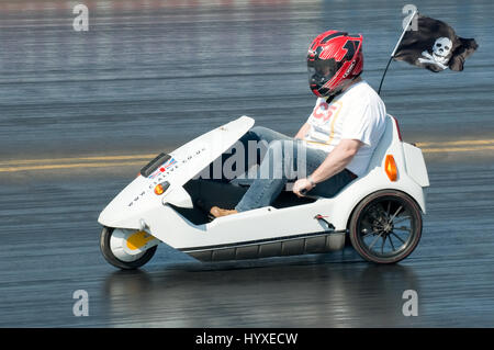 Santa Pod, UK - 23. April 2010: Grüne Energie-Drag-Racing auf dem Santa Pod Raceway mit Sinclair C5-Elektro-Fahrzeug auf der Viertel Meile Streifen erreichen Stockfoto