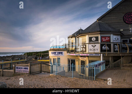 Fistral Beach Gebäude Abenddämmerung Surf Verleih Surfschule am Meer Tourismus Ferien Urlaub Küste Küste Newquay Cornwall Stockfoto