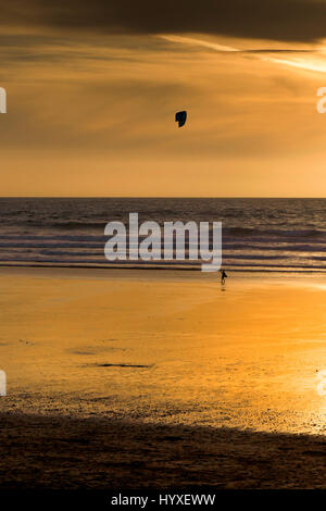 Sonnenuntergang Parasurfer Silhouette am Meer untergehenden Sonne Küste Fistral Strand Abend ausklingen des Tages Dämmerung Meer Ozean Freizeit Tourismus Stockfoto