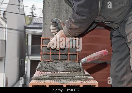 Arbeiter baut eine Mauer im Haus Stockfoto