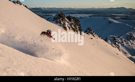 Off Piste Skifahrer in Nordnorwegen (Senja) in den frühen Morgenstunden Stockfoto