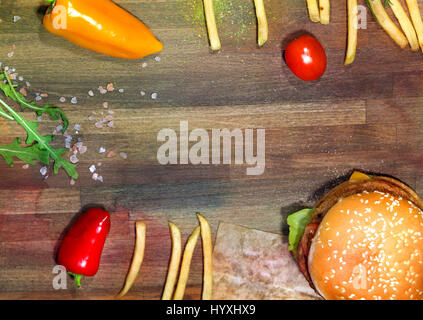 Retro-Fotohintergrund set mit Pommes Frites und Burger auf einem dunklen Hintergrund Stockfoto