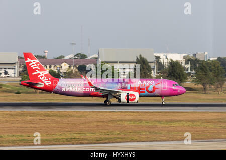 BANGKOK, THAILAND - 7. MÄRZ 2017: AIR ASIA Airbus A 320-251 N Flugzeug von der Landung am Flughafen in Bangkok. Stockfoto