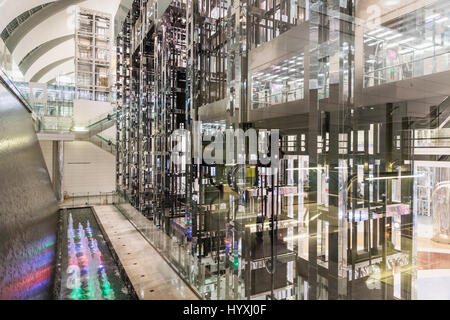 DUBAI, Vereinigte Arabische Emirate - 7. März 2017: Innenraum des Dubai International Airport. Dubai International Airport, Blick auf Lift und Watter fallen. CDubai International Stockfoto