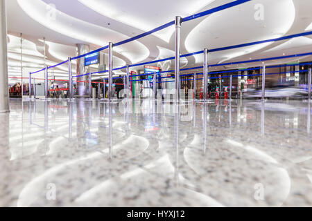 Dubai, Vae - 7. März 2017: Der internationale Flughafen von Dubai". Der internationale Flughafen von Dubai ist die primäre Flughafen Dubai serviert. Es ist weltweit größte buildi Stockfoto