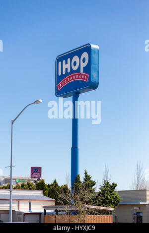 SPRINGFIELD, OR - 31. März 2017: IHOP Restaurant Schild mit einem blauen Himmel in Springfield, Oregon. Stockfoto