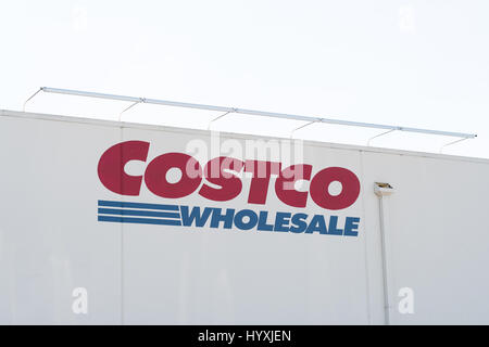 EUGENE, OR - 31. März 2017: Zeichen für Costco Wholesale, einen beliebten Lager-Club für Mitglieder nur in den Vereinigten Staaten von Amerika. Stockfoto