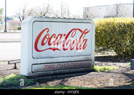 EUGENE, OR - 31. März 2017: Coca-Cola Schild in Schmutz und Dreck auf Tschad Laufwerk in Eugene Oregon abgedeckt. Stockfoto