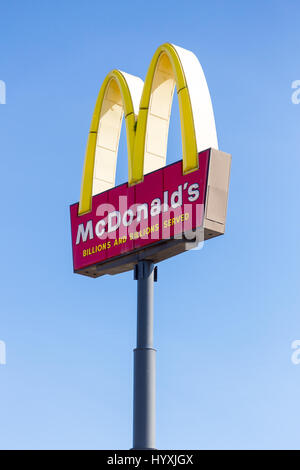 SPRINGFIELD, OR - 31. März 2017: McDonalds Schild Milliarden und Abermilliarden in Springfield Oregon serviert. Stockfoto