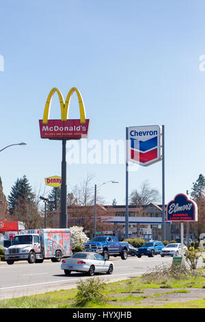 SPRINGFIELD, OR - 31. März 2017: McDonalds und Chevron Tankstelle Zeichen direkt neben einander im Bereich Gateway von Springfield Oregon. Stockfoto