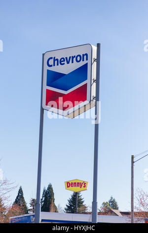 SPRINGFIELD, OR - 31. März 2017: Chevron Tankstelle Schild am Tor in Springfield, Oregon. Stockfoto