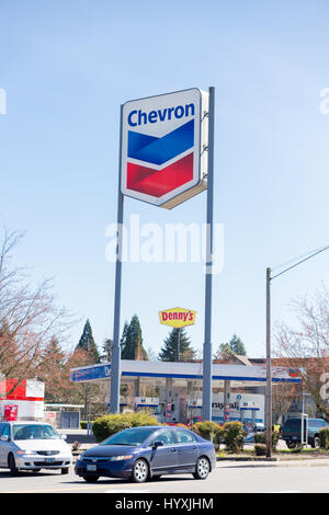 SPRINGFIELD, OR - 31. März 2017: Chevron Tankstelle Schild am Tor in Springfield, Oregon. Stockfoto