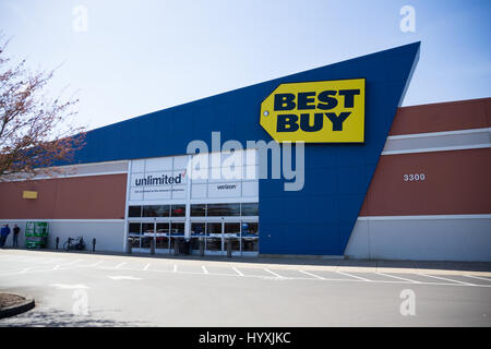 SPRINGFIELD, OR - 31. März 2017: Einzelhandel Schaufenster und Zeichen für Best Buy in der Gateway Mall in Springfield, Oregon. Stockfoto