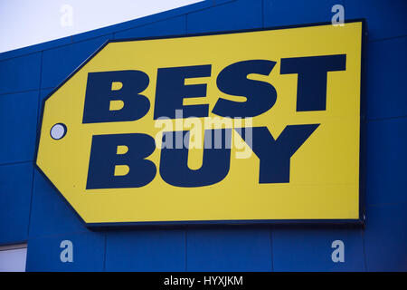 SPRINGFIELD, OR - 31. März 2017: Einzelhandel Schaufenster und Zeichen für Best Buy in der Gateway Mall in Springfield, Oregon. Stockfoto