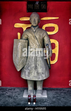 Chinesische Statue an einem Tempel Eingang. Aus geschnitztem Holz Abbildung Stockfoto