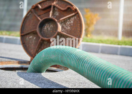 Entleeren von Klärgruben, Reinigung der Kanalisation septischen und Abwasser Beseitigung. Haushalt Septic Tank entleeren. Reinigung von Schlamm aus septischen System. Stockfoto