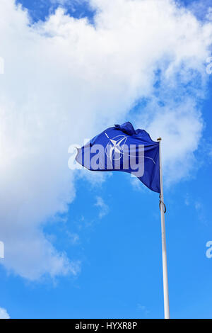 Vilnius, Litauen - 3. September 2015: Flagge der NATO durch den Wind winken Stockfoto