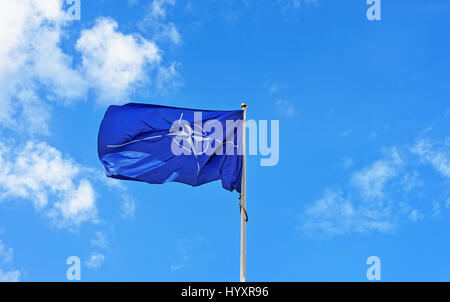 Vilnius, Litauen - 3. September 2015: Flagge der NATO im Wind wehende Stockfoto