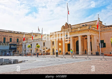 Valletta, Malta - 3. April 2014: Menschen im Wachhaus am St. Georg Platz in der Altstadt von Valletta, Malta Stockfoto