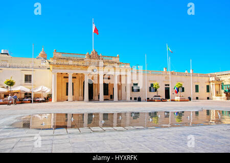 Valletta, Malta - 1. April 2014: Menschen am Main Wachhaus am St. Georg Platz in der Altstadt von Valletta, Malta Stockfoto