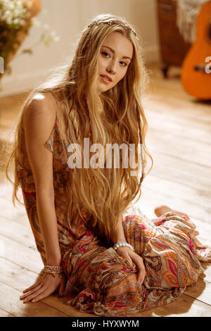 Porträt des jungen schönen Hippie-Frau mit langen blonden Haaren, Blick in die Kamera Stockfoto