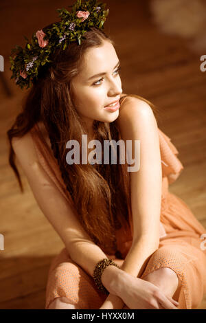 Portrait von junge Brünette Hippie-Frau im Blumenkranz wegschauen Stockfoto