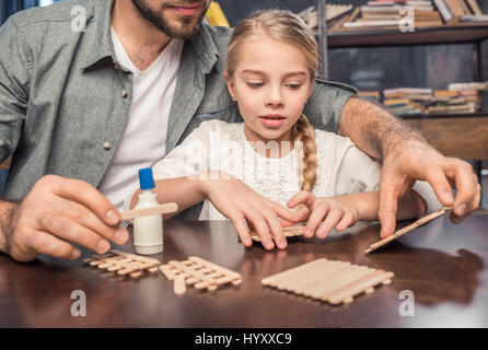 Vater und Tochter machen Eis Holzstäbchen Abbildung Stockfoto