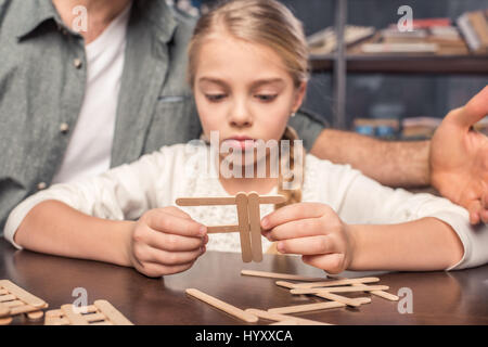 Kleines Mädchen mit Eis-Sticks Kalligraphieren konzentriert Stockfoto