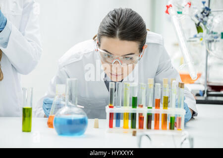 Wissenschaftlerin mit chemische Proben im Reagenzglas im Labor arbeiten Stockfoto