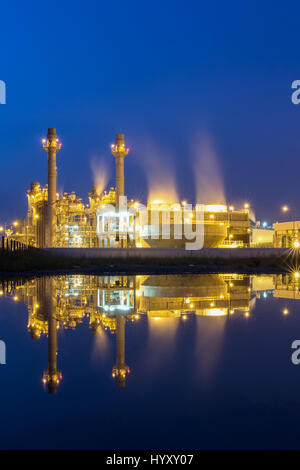 Reflexion der Gasturbinenkraftwerk mit blauen Stunde Stockfoto