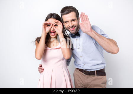 Schöne junge Paar herumalbern Blick in die Kamera auf weiß Stockfoto