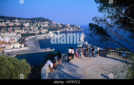 Touristen, die den Blick auf den Hafen von Nizza aus dem Garten Albert Premier im zentralen Nizza beobachten. Nizza, Frankreich Stockfoto