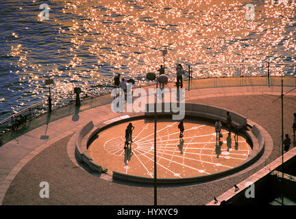 Touristen flanieren bei Sonnenuntergang auf der Sonnenuhr in der schönen Uferpromenade (Promenade des Englais) Nizza, Frankreich Stockfoto