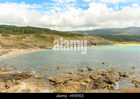 Blick auf einem paradiesischen Strand von Castro de Barona, eine keltische Festung befindet sich in A Coruna, Galicien, Spanien Stockfoto