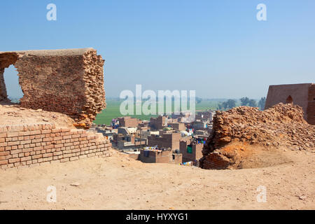 Restaurierungsarbeiten an historischen Stätte Fort Bhatner in Hanumangarh Rajasthan Indien mit Blick auf Stadt und Land unter einem blauen Rand Stockfoto