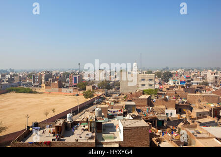 eine Luftaufnahme des Hanumangarh Stadt Rajasthan Indien von den Wänden des Bhatner Forts unter strahlend blauem Himmel Stockfoto