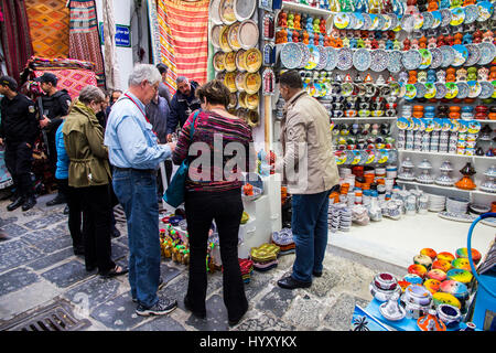 Geschäften und Souks, bietet eine Vielzahl von waren, einschließlich Düfte, Kleidung, Schuhe, Schmuck und eine Vielzahl von Souviners. die schmalen Gänge der Linie Stockfoto