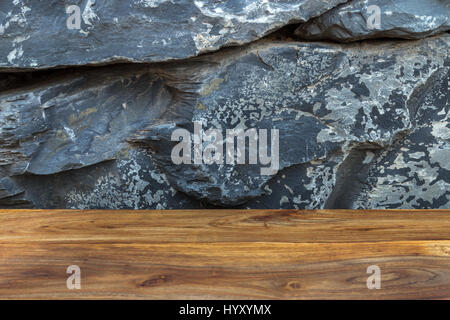 Grobe rötlich braune Holzplatte mit exotischen natürlichen stonewall als Hintergrund Stockfoto