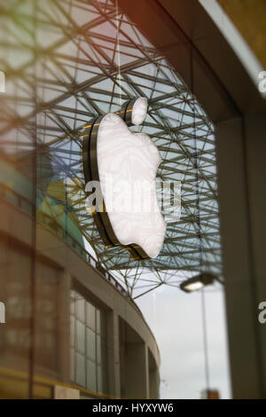 Schrift des Apple Store, Spitzentechnologie Marke weltweit schöne natürliche helle, klare saubere Logo. Stockfoto