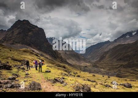 Die Lares Bezirk von Peru. Touristen auf einer Wanderung machen Sie eine Pause Stockfoto