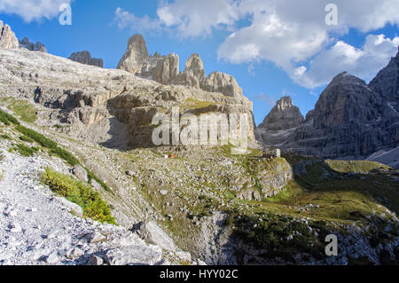 Berghütte. Sonnenschein. blauer Himmel Klettersteig Stockfoto