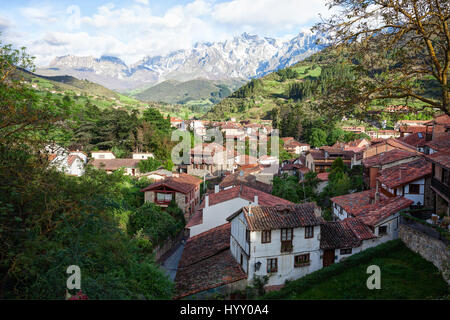 Die Stadt Potes an einem sonnigen Morgen auf einem Hintergrund von Bergen, Kantabrien, Spanien. Stockfoto