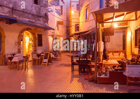 Alten Einkaufsstraße in Medina am Abend.  Essaouira, Marokko Stockfoto