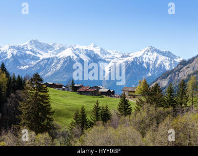 Kleine Farm am frühen Frühlingsmorgen in Schweizer Alpen (in der Nähe von Leukerbad).  Bodmen, Wallis, Schweiz. Stockfoto