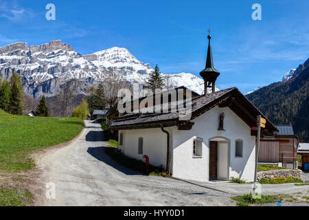 Kirche in alpiner Landschaft (in der Nähe von Leukerbad), Kanton Wallis, Schweiz Stockfoto