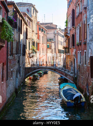 Schmalen Kanal in Venedig, Italien. Stockfoto