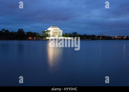 Jefferson Memorial spiegelt sich in der Tidal Basin in der Nacht. Stockfoto